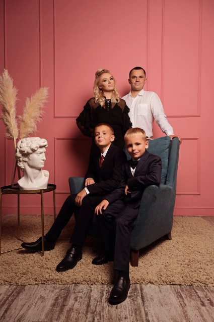 Заказать семейную фотосессию в студии с детьми сеть в Челябинске от фотостудии Fashion Box

 – фото № 6