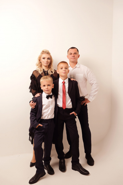 Заказать семейную фотосессию в студии с детьми сеть в Челябинске от фотостудии Fashion Box

 – фото № 5