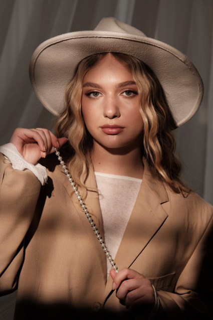 Заказать индивидуальную фотосессию в 2-х образах в Челябинске по отличным ценам от компании Fashion Box

 – фото № 23