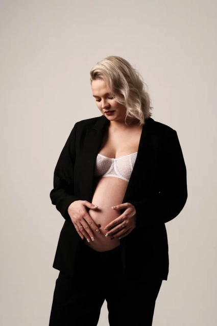 Заказать фотосессию для беременных в студии от компании Fashion Box в Челябинске
 – фото № 10