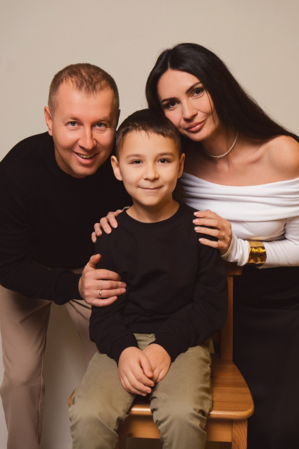 Заказать семейную фотосессию в студии с детьми сеть в Челябинске от фотостудии Fashion Box

 – фото № 22