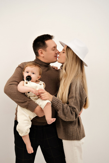 Заказать семейную фотосессию в студии с детьми сеть в Челябинске от фотостудии Fashion Box

 – фото № 43