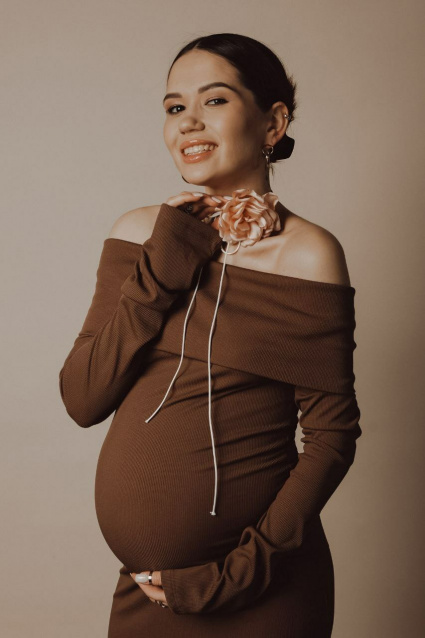 Заказать фотосессию для беременных в студии от компании Fashion Box в Челябинске
 – фото № 2