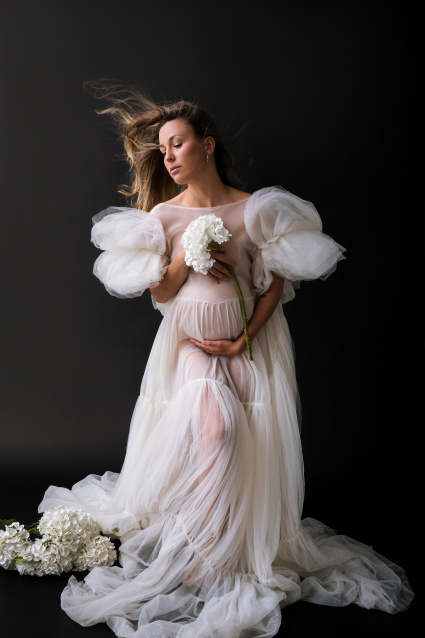 Заказать фотосессию для беременных в студии от компании Fashion Box в Челябинске
 – фото № 2