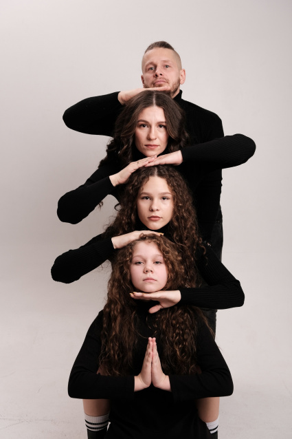 Заказать семейную фотосессию в студии с детьми сеть в Челябинске от фотостудии Fashion Box

 – фото № 23