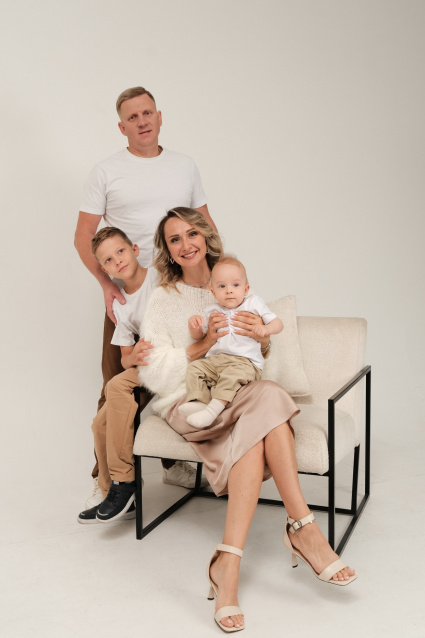 Заказать семейную фотосессию в студии с детьми сеть в Челябинске от фотостудии Fashion Box

 – фото № 16