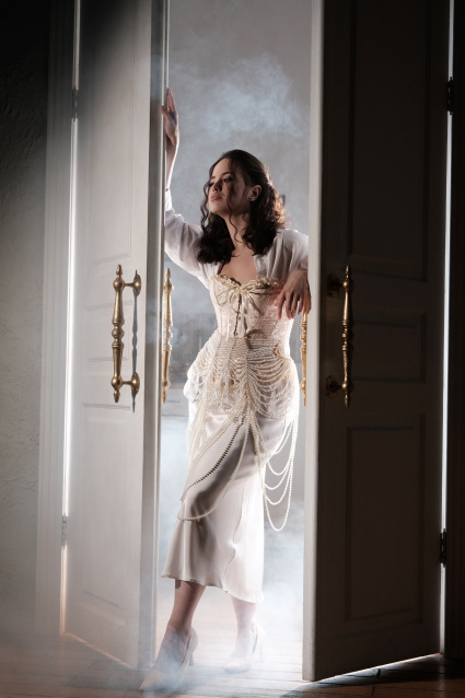 Заказать индивидуальную фотосессию в 2-х образах в Челябинске по отличным ценам от компании Fashion Box

 – фото № 8