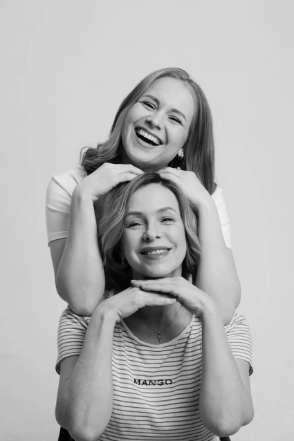 Заказать фотосессию для 2-х подруг в студии сеть в Челябинске от фотостудии Fashion Box
 – фото № 3