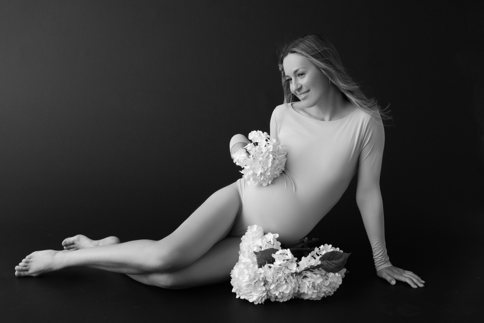Заказать фотосессию для беременных в студии от компании Fashion Box в Челябинске
 – фото № 1