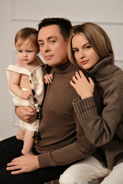 Заказать семейную фотосессию в студии с детьми сеть в Челябинске от фотостудии Fashion Box

 – фото № 45