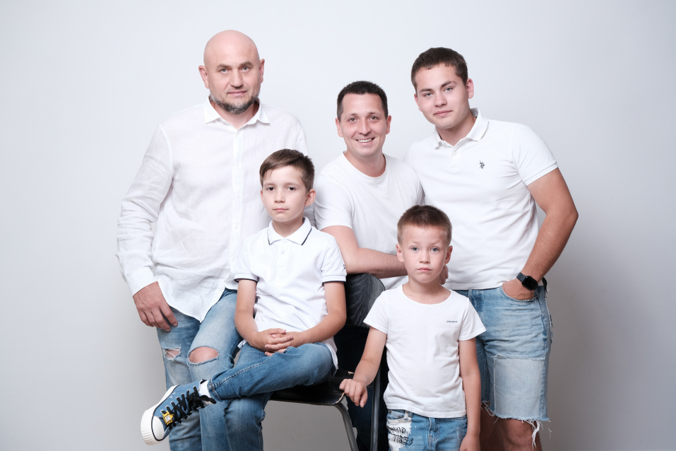 Заказать семейную фотосессию в студии с детьми сеть в Челябинске от фотостудии Fashion Box

 – фото № 28