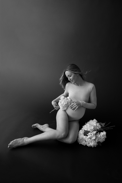 Заказать фотосессию для беременных в студии от компании Fashion Box в Челябинске
 – фото № 6