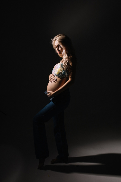 Заказать фотосессию для беременных в студии от компании Fashion Box в Челябинске
 – фото № 2