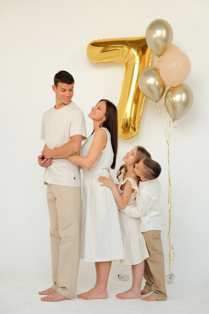 Заказать семейную фотосессию в студии с детьми сеть в Челябинске от фотостудии Fashion Box

 – фото № 26